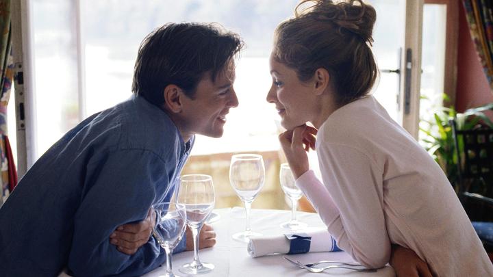 This image has an empty alt attribute; its file name is couple-romantic-dinner.jpg