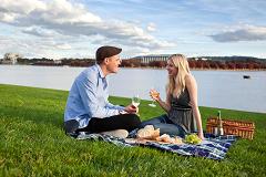 This image has an empty alt attribute; its file name is coupe-picnic.jpg